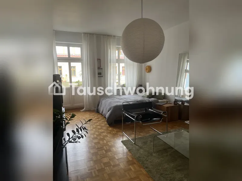 Tauschwohnung: 2 helle Zimmer mit Balkon im Simon-Dach-Kiez — photo 1